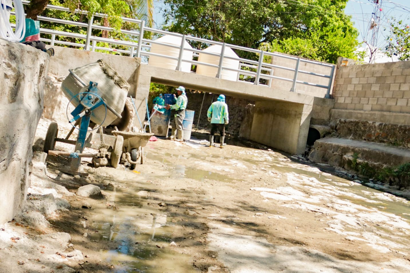 avanzan-en-la-construccion-de-obras-de-paso-en-el-canton-san-bartolo-chalatenango